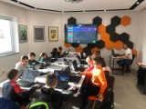 Dzieci i młodzież z Tczewa bierze udział w bezpłatnych warsztatach “Koduj z Gigantami – Retroprogramowanie”