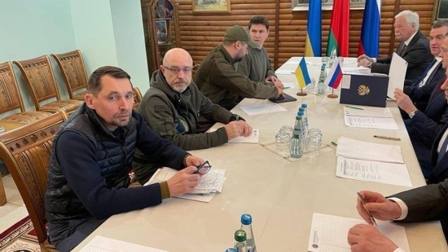 Jak informuje ukraiński negocjator, na pierwsze rozmowy pokojowe Rosjanie przywieźli akt kapitulacji Ukrainy