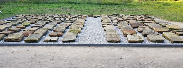 Nowe Lapidarium w Opatowie. Zgromadzono to macewy z żydowskich nagrobków. Więcej na kolejnych zdjęciach.