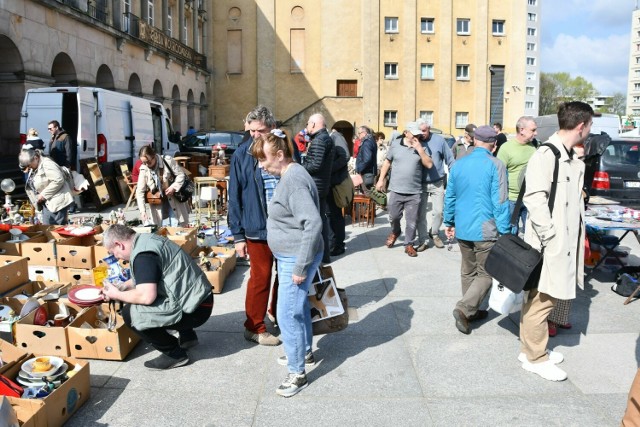 Tłumy ludzi na giełdzie kolekcjonerskiej w Kielcach w sobotę, 13 kwietnia.