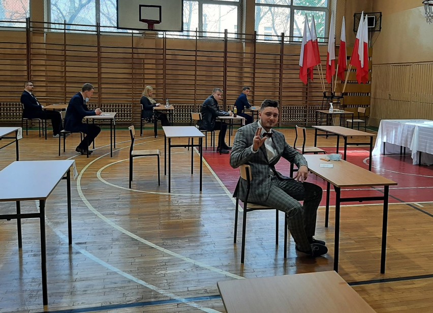 Maturzyści z inowrocławskiej "Budowlanki" piszą dziś egzamin...