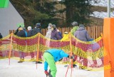 Miłośnicy białego szaleństwa nie tracą werwy. Mimo niesprzyjającej aury na stokach w Krynicy-Zdroju roi się od narciarzy