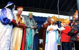 Trzej Królowie jadą od trzech świątyń na Rynek w Krzeszowicach. W barwnych orszakach wędrują przebierańcy, kolędnicy
