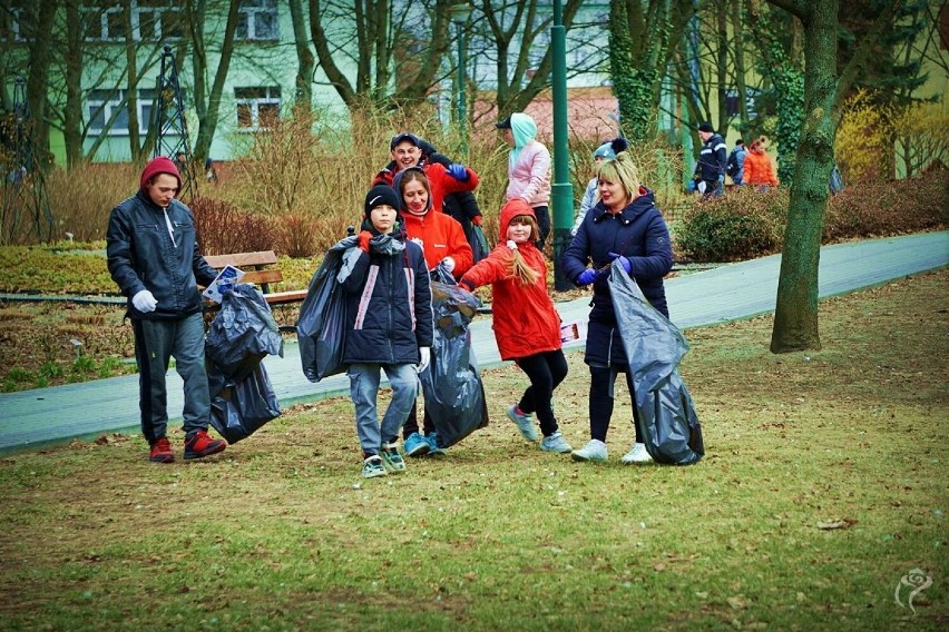 Ekologiczna akcja uchodźców. Posprzątali park Traugutta