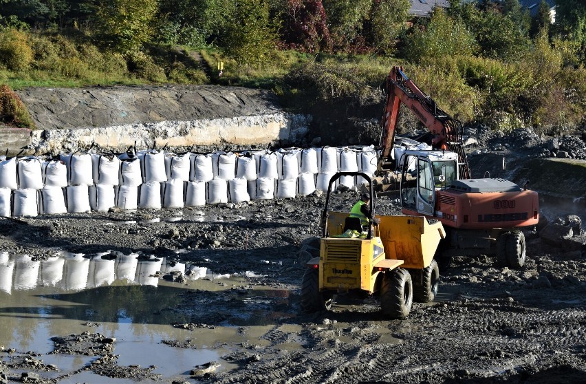 Nowy Sącz. Rzeka Kamienica rozkopana. Trwają prace przy modernizacji progów wodnych. Zobacz zdjęcia