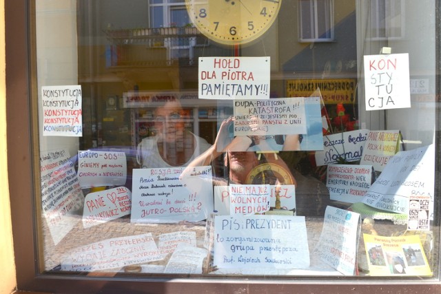 W witrynie zakładu zegarmistrzowskiego Elżbiety Boksy znajduje się wiele kartek z hasłami krytykującymi obecny rząd. Co kilka dni dochodzą nowe.