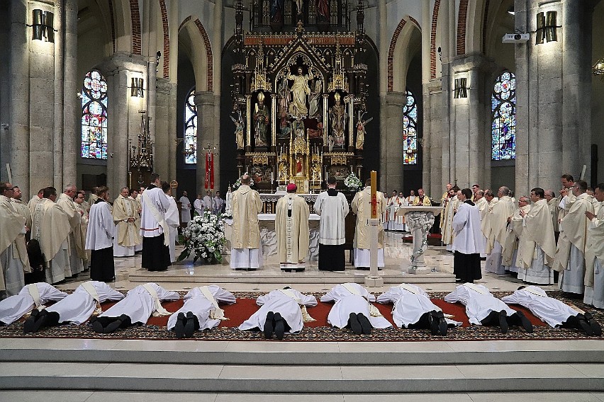 Arcybiskup Grzegorz Ryś wyświęcił dziewięciu nowych kapłanów
