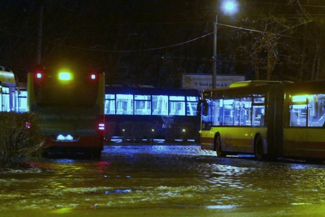 Pętla MPK na Sępolnie. Tutaj w poniedziałek wieczorem doszło do tragicznego wypadku. Po mężczyźnie miały przejechać dwa autobusy. Trzeba przyznać, że to miejsce jest słabo oświetlone