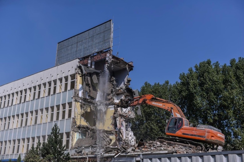 Trwa wyburzanie byłego budynku Hydrobudowy przy al....