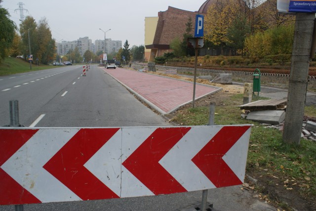 Nowe miejsca parkingowe powstają właśnie na os. Mydlice, tuż obok kościoła