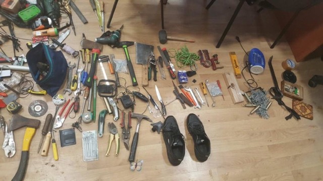 Narzędzia ogrodnicze, warsztatowe,  siekiery,  buty, przedłużacze... są wśród przedmiotów, które  na swoich właścicieli czekają w wąbrzeskiej komendzie policji.