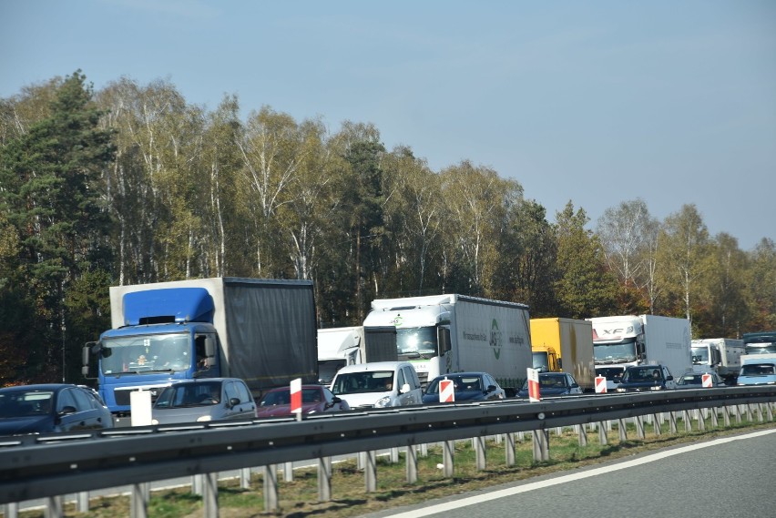 Gigantyczny korek na autostradzie A1 za MOP Knurów w kierunku na Rybnik. Zerwali asfalt. Zajęli dwa pasy