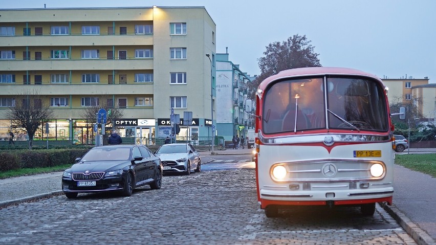 Zabytkowym autobusem po Pile ze Stanisławem Janickim, prowadzącym program "W starym kinie" na pokładzie [ZDJĘCIA]