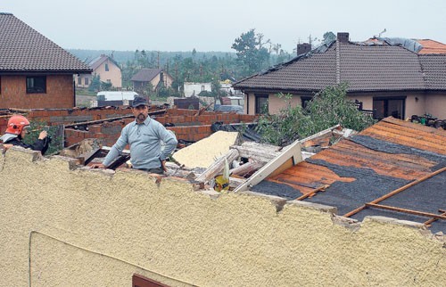Rok temu w Rusinowicach koło Lublińca trąba powietrzna zrywała dachy.