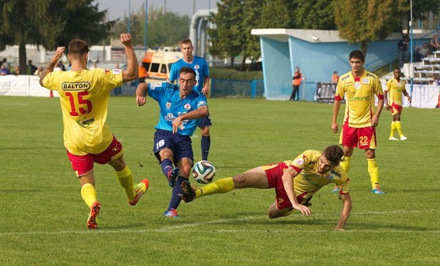 Błękitni wygrali już pięć meczów. Michał Magnuski (nr 16 w błękitnej koszulce) strzelił na razie dwa gole.