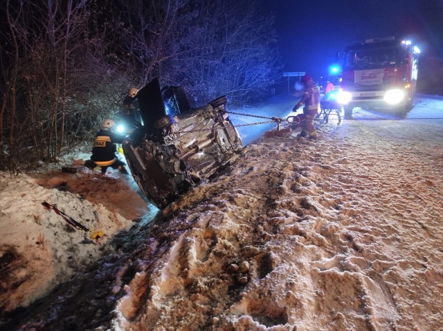 W wypadku w Szadku Osinach ranny został kierowca opla