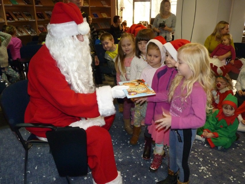 Święty Mikołaj i wspólne ubieranie choinek w Bibliotece w...