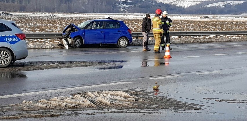 Wypadek w Siedliskach. Tuż za przejazdem kolejowym na drodze...