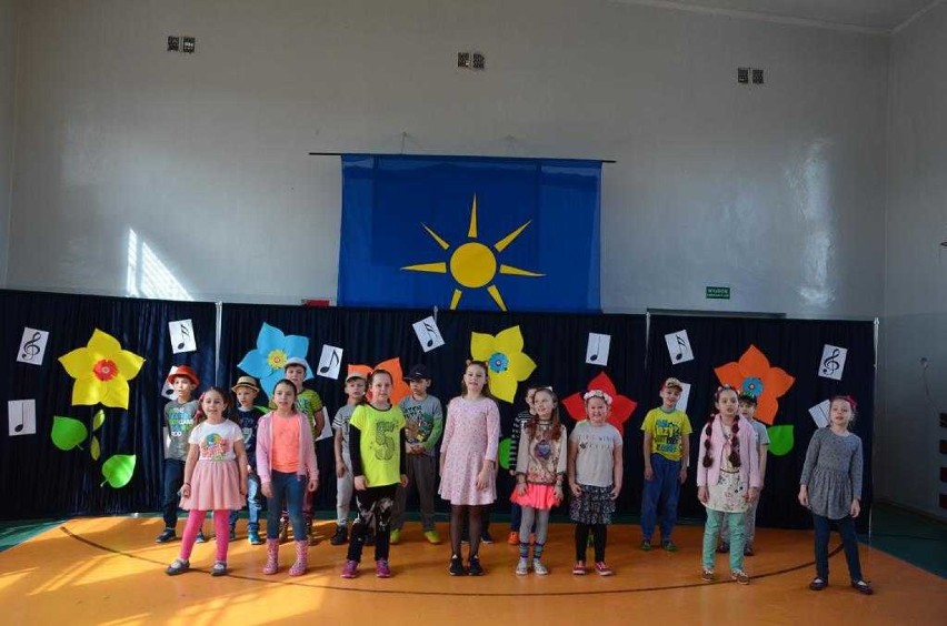 Uczniowie nowostawskiej podstawówki wzięli udział w szkolnym festiwalu "Piosenka wiosenna"