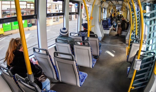 Od poniedziałku w tramwaju "zmieści się" więcej pasażerów.