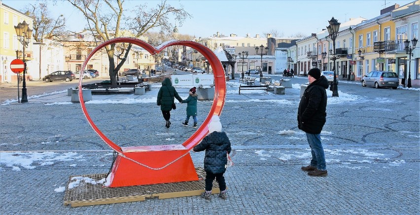 Zimowy spacer po Chełmie. W mieście pojawiło się walentynkowe serce. Zobacz zdjęcia