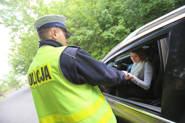 12 punktów przewidziano np. za naruszenie zakazu zawracania na autostradzie lub drodze ekspresowej, czy za naruszenie zakazu korzystania podczas jazdy z telefonu wymagającego trzymania słuchawki lub mikrofonu w ręku przez kierującego pojazdem.