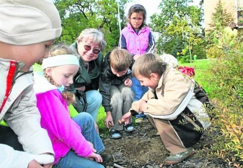 Pierwsze żonkile dzieci zasadziły obok pomnika Jana Pawła II