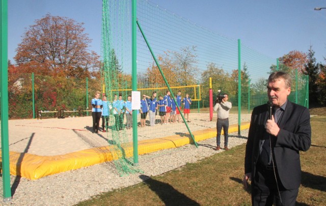 Prezydent Kielc, Wojciech Lubawski otworzył przy Zespole Szkół Ekonomicznych w Kielcach, ulicy Langiewicza 18 pierwsze szkolne boisko do siatkówki plażowej.