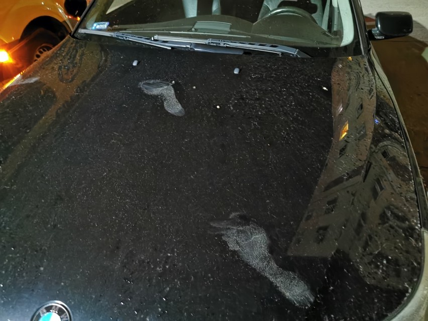 Na Arentowicza we Włocławku agresywny mężczyzna skakał po samochodach i wybił szybę w klatce. Polała się krew! [zdjęcia, wideo]