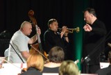 Koncert w Filharmonii Kaliskiej. Niezwykłe aranżacje utworów Komedy w wykonaniu Leszek Kułakowski Quartet ZDJĘCIA