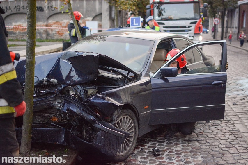 Wypadek BMW i "elki". Dwie osoby w szpitalu [wideo, zdjęcia]