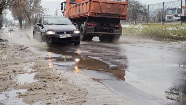 Odwilż odsłoniła dziury na ulicach Piotrkowa. Po mrozach drogi w Piotrkowie są dziurawe jak ser szwajcarski - zima 2021