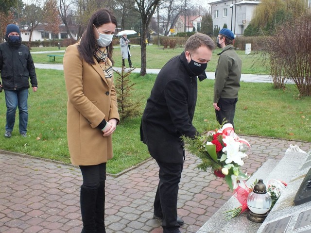 Kwiaty przed Krzyżem Katyńskim składają Marek Materek, prezydent Starachowic i Aneta Nasternak, jego zastępczyni.