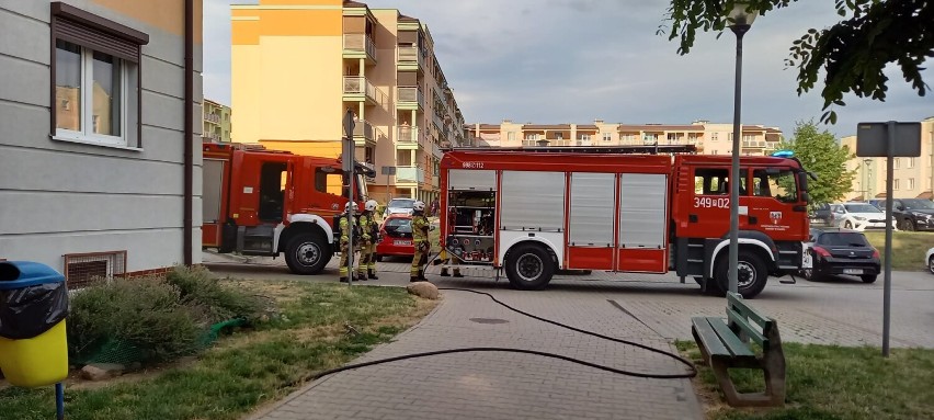 Pożar w bloku przy Armi Krajowej w Kaliszu. Ogień pojawił się w piwnicy. ZDJĘCIA