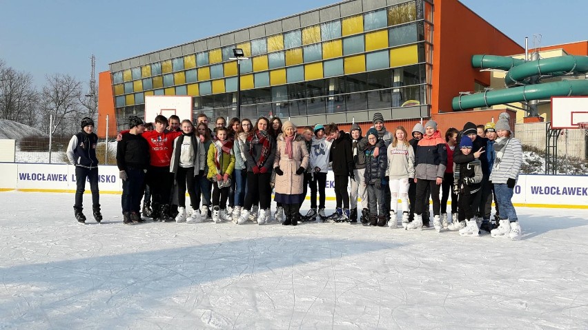 Uczniowie Szkoły Podstawowej nr 1 w Brześciu Kujawskim na lodowisku OSiR Włocławek [zdjęcia, wideo]