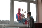 Superbohaterowie myją okna w Górnośląskim Centrum Zdrowia Dziecka ZDJĘCIA