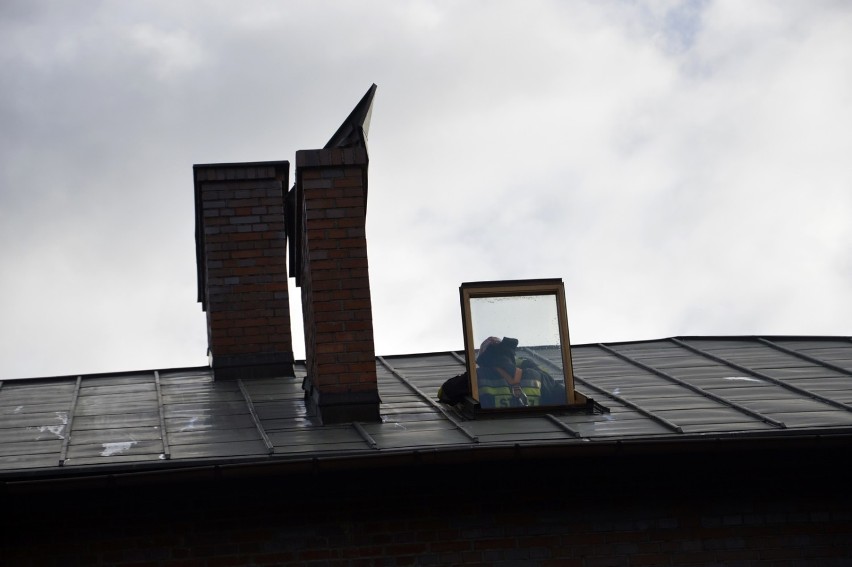 Wiatr zerwał blachę na dachu Domu Uzdrowienia Chorych w Głogowie