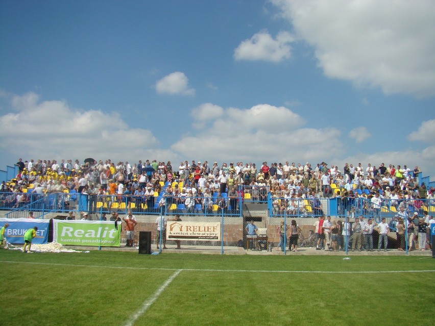 Stara trybuna na stadionie Termaliki Bruk-Betu, widoczna w...