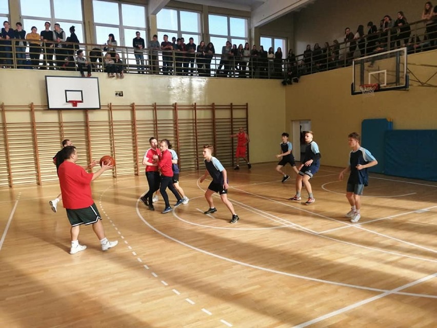 Mecz koszykówki w I LO w Zduńskiej Woli: uczniowie kontra nauczyciele i absolwenci