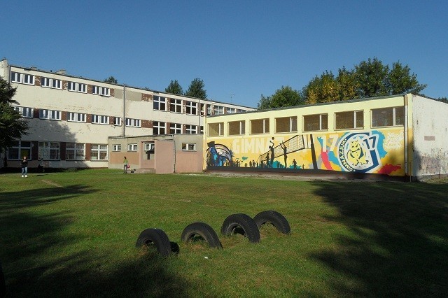 Zobacz graffiti na Gimnazjum nr 17. Ozdobiło ono ścianę sali gimnastycznej [FOTO]