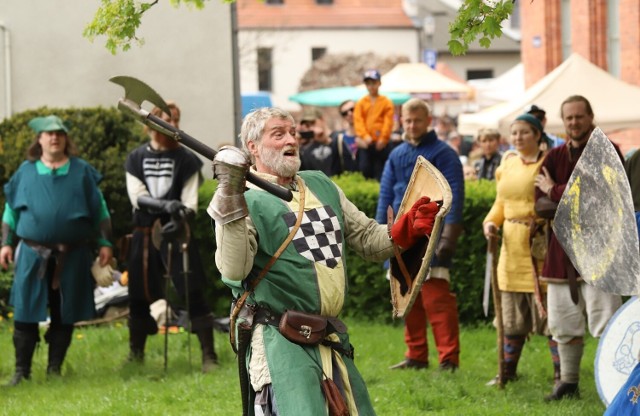 W Toruniu wiele się dzieje podczas majówki. Jedną z atrakcji jest Jarmark Średniowieczny. Można wziąć udział w kiermaszu
wyrobów tradycyjnych i rękodzieła, zabawach plebejskich oraz pokazach walk. Jarmark potrwa do 3 maja na Zamku Krzyżackim. Zobaczcie, jak tam jest.

Zobacz także:

Wyjątkowe miejsca w regionie
Miasto poszukuje dzierżawcy zamku dybowskiego

