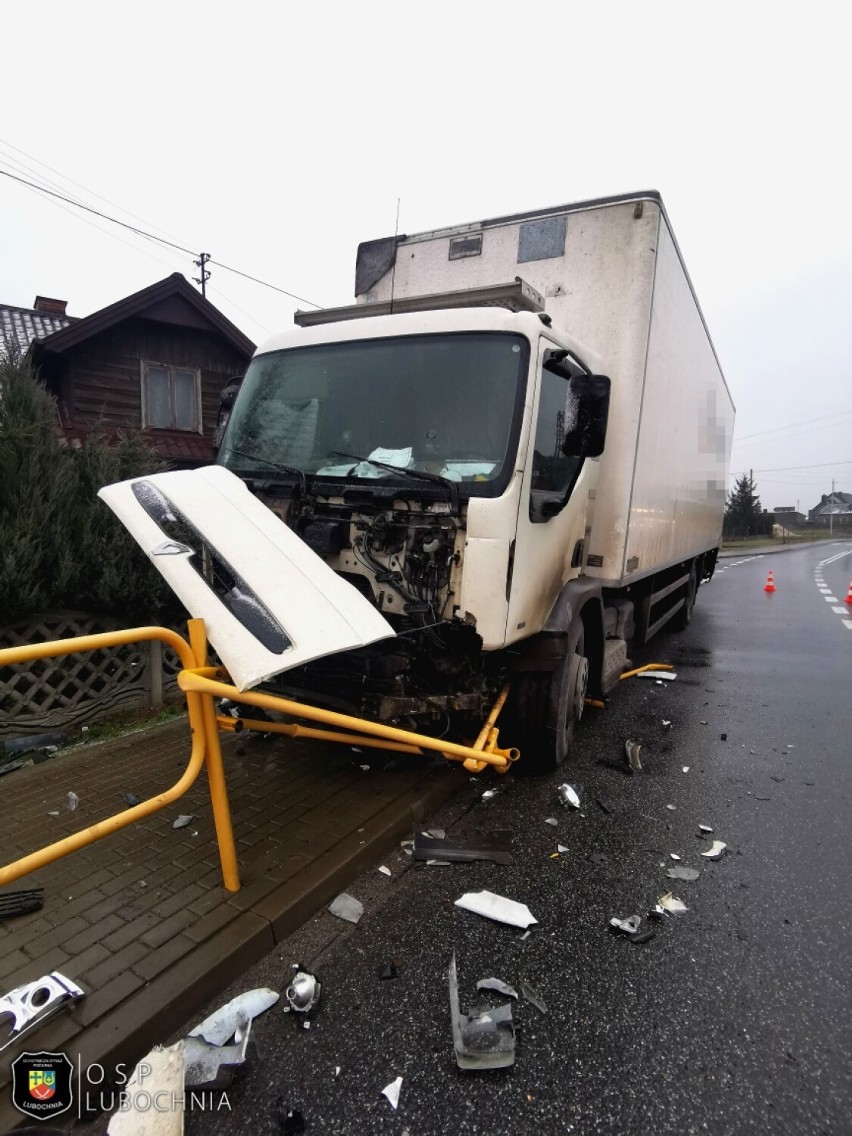 Wypadki w Lubochni i Olszowcu. W rowie dachował bus, ale nie wiadomo, kto go prowadził [ZDJĘCIA]