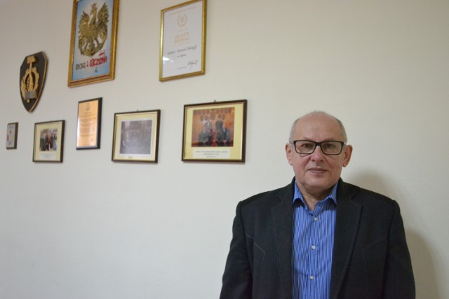 Krzysztof Uzarski  od 1985 roku prowadzi zakład mechaniki pojazdowej i przez ten czas wyuczył ponad 90  uczniów.
