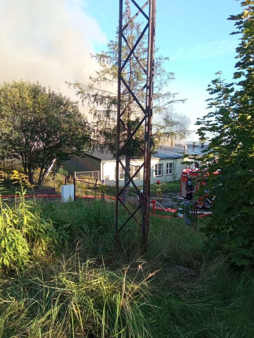 Pożar starej szkoły w Lędzinach. Na miejscu trwają działania straży pożarnej