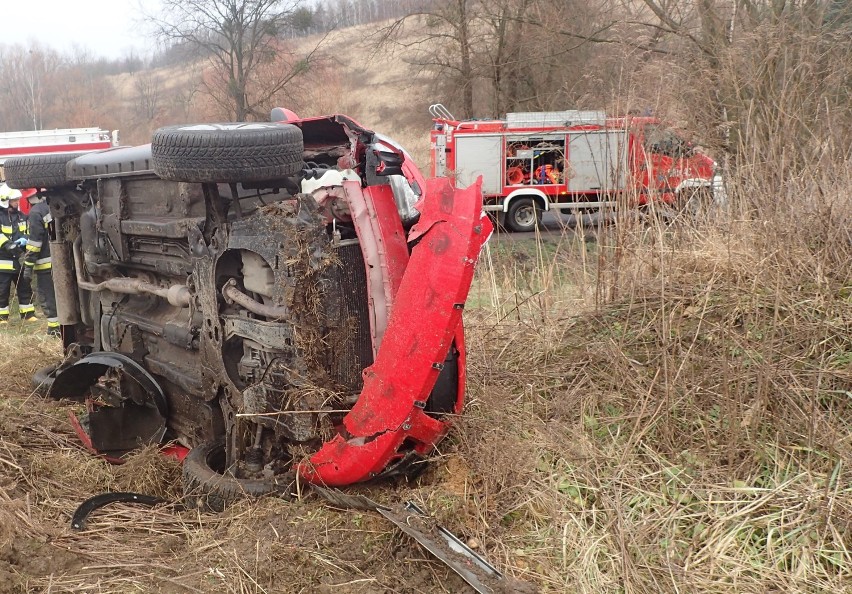 Świerklany: samochód wypadł z drogi w Jankowicach