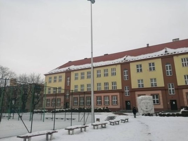Budynek przy ulicy Mickiewicza w Sandomierzu jest siedzibą dla dwóch placówek oświatowych. W jednym ze skrzydeł działa Szkoła Podstawowa nr 2, a budynek należy do miasta z lewej. W drugiej części zadomowiło się II Liceum Ogólnokształcące,  a budynkiem zarządza powiat.