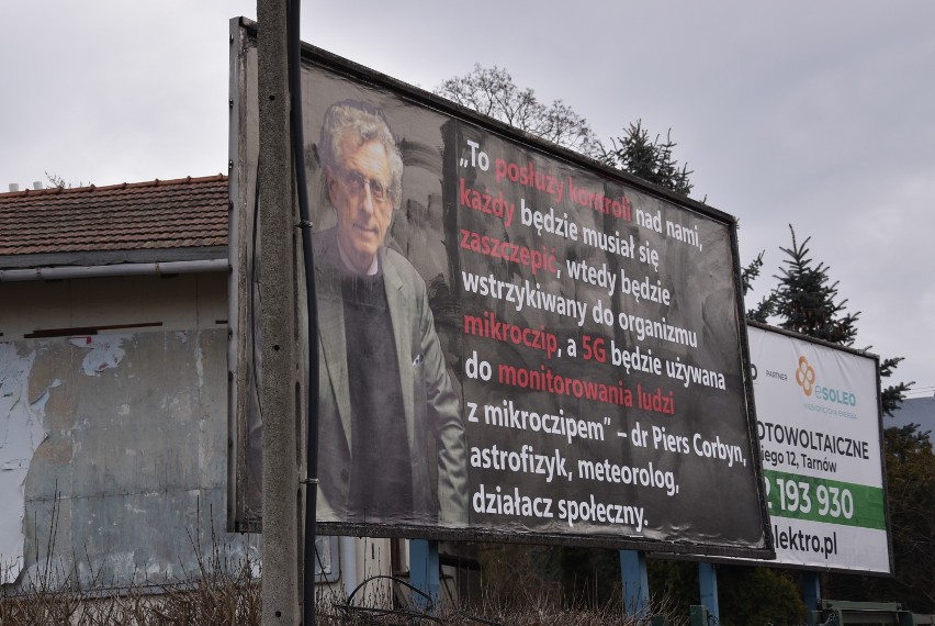 Bilboard ze zdjęciem Piersa Corbyna  i budzącymi...