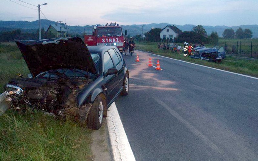 Jazowsko – dwa auta rozbite, sześć osób poszkodowanych