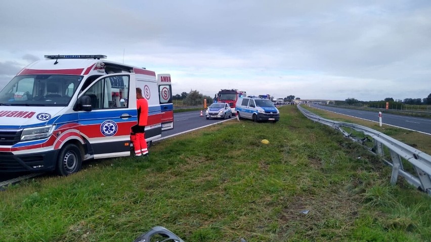Groźny wypadek busa na autostradzie A2 w Łódzkiem. 4 osoby ranne, w tym 2 dzieci FOTO