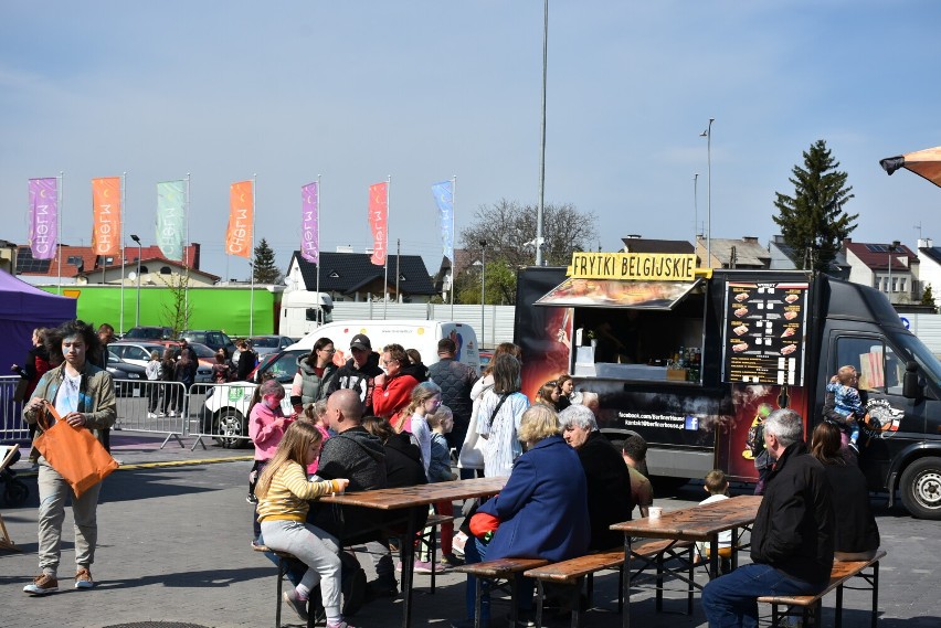 Food trucki zajechały do Chełma. Można spróbować przysmaków z różnych stron świata. Zobacz zdjęcia